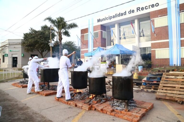 Se vendieron alrededor de 5.000 porciones de locro en el mediodía del martes. Gentileza: prensa Municipalidad de Recreo.