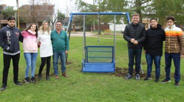 Se instaló una hamaca inclusiva en la plaza Islas Malvinas. Gentileza: prensa Municipalidad de Firmat.