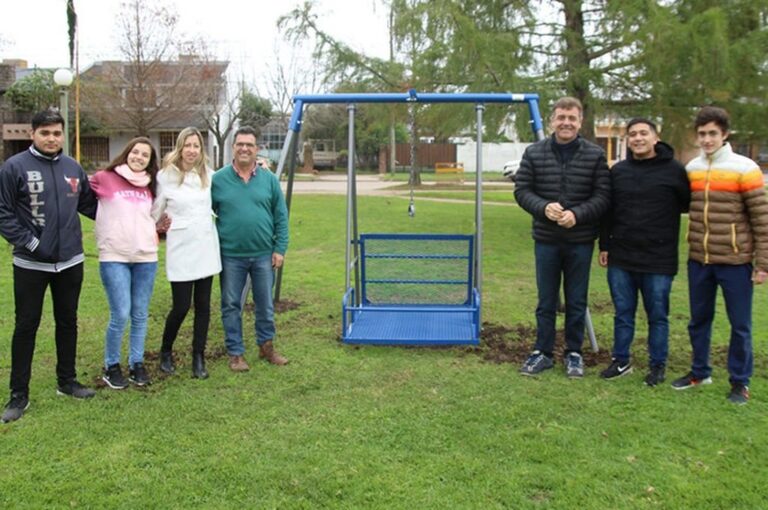 Se instaló una hamaca inclusiva en la plaza Islas Malvinas. Gentileza: prensa Municipalidad de Firmat.