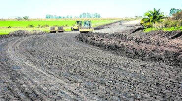 'Continúan las tareas de construcción de pavimento rígido en lo que concierne a la conexión del ejido urbano de Larroque con la ruta 51'