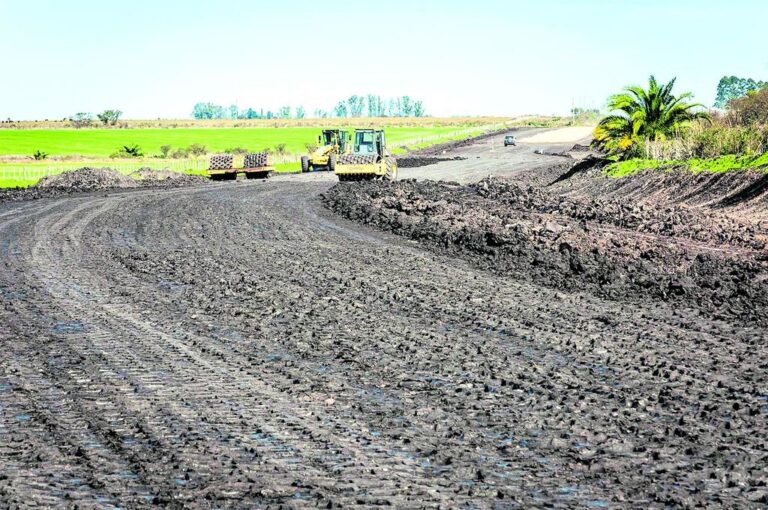 'Continúan las tareas de construcción de pavimento rígido en lo que concierne a la conexión del ejido urbano de Larroque con la ruta 51'