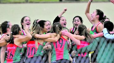 Las jugadoras de la Federación Entrerriana festejan el título obtenido en Posadas. Su logro estimula a los equipos de todos los rincones de la provincia. Facundo Correa