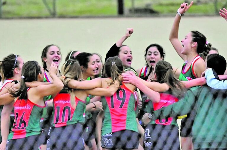 Las jugadoras de la Federación Entrerriana festejan el título obtenido en Posadas. Su logro estimula a los equipos de todos los rincones de la provincia. Facundo Correa