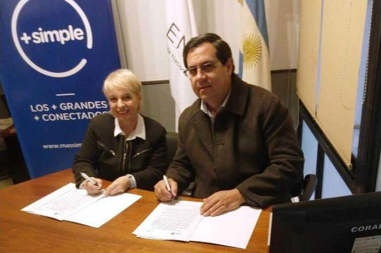 El intendente Vallejos firmó el acuerdo con el ENACOM. Gentileza: prensa Municipalidad de Reconquista.