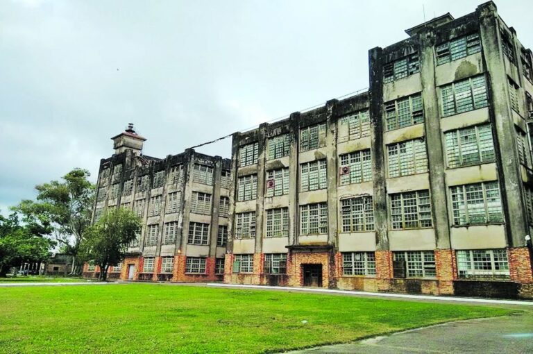 Así luce la inmensa estructura del frigorífico que supo ser lugar de trabajo de cientos de gualeguaychuenses.