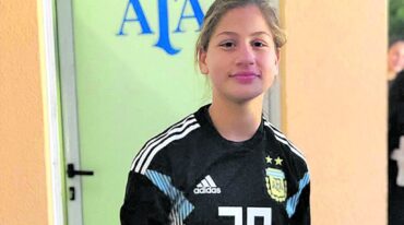 Lucía Almada con la ropa de entrenamiento del seleccionado argentino.