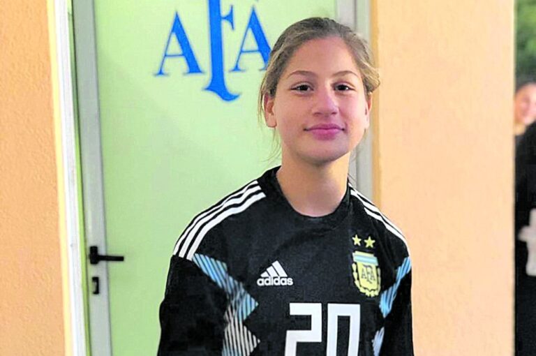 Lucía Almada con la ropa de entrenamiento del seleccionado argentino.