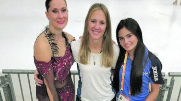 Lucía Kindebaluc y Milena Alfaro (junto a la entrenadora Carolina Pacher) sostuvieron al patín artístico entrerriano en la élite del mundo.