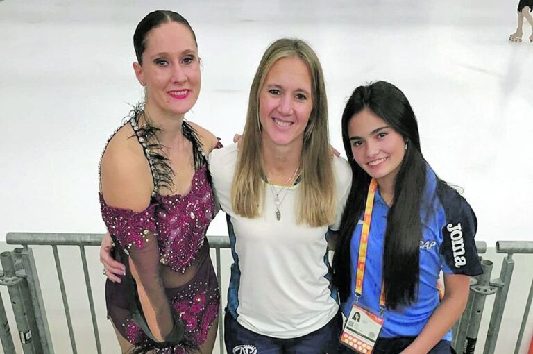 Lucía Kindebaluc y Milena Alfaro (junto a la entrenadora Carolina Pacher) sostuvieron al patín artístico entrerriano en la élite del mundo.
