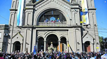 La explanada de la iglesia se colmó y los fieles rezaron junto a la imagen imponente de la patrona de la ciudad entrerriana.