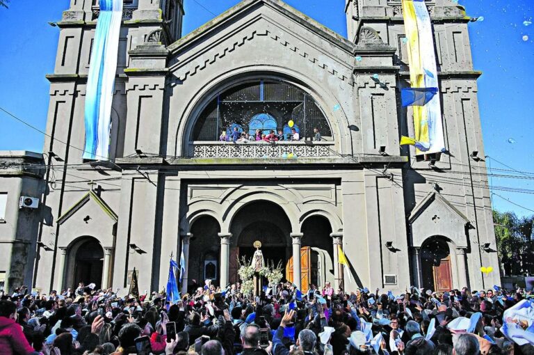La explanada de la iglesia se colmó y los fieles rezaron junto a la imagen imponente de la patrona de la ciudad entrerriana.