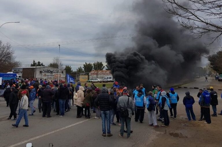 Uno de los cortes que realizaron los empleados municipales nucleados en la Festram. Prensa Festram