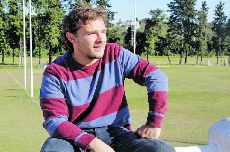 Juan Manuel Lescano y detrás de él la cancha principal del complejo El Plumazo del Club Atlético Estudiantes. Marcelo Miño