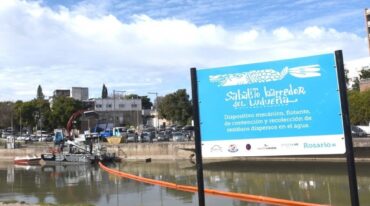 La máquina recoge toda la mugre de la superficie del arroyo mediante dos barreras flotantes de contención. Gentileza.