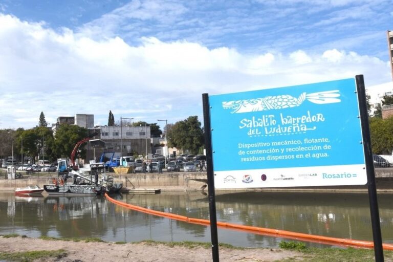 La máquina recoge toda la mugre de la superficie del arroyo mediante dos barreras flotantes de contención. Gentileza.