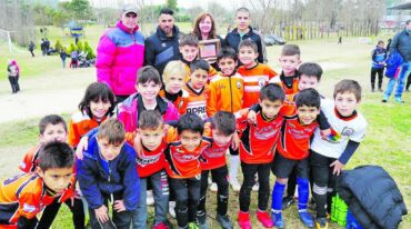 Parte de los chicos de la Escuela Al Toque junto a dos de sus profes