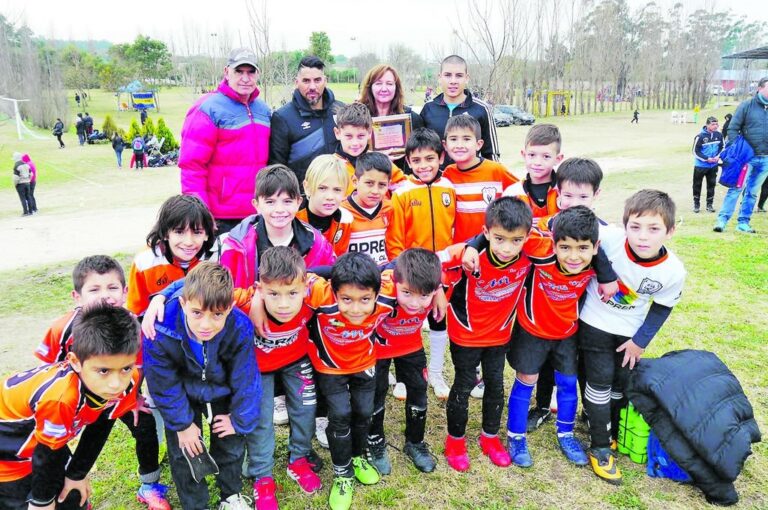 Parte de los chicos de la Escuela Al Toque junto a dos de sus profes