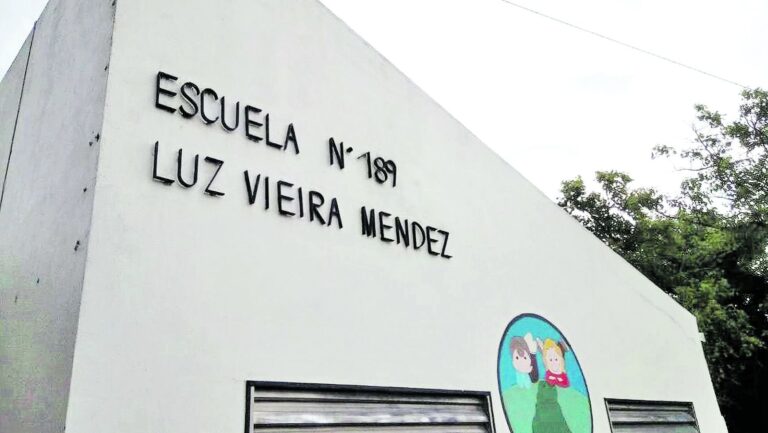 La Escuela 189 de la ciudad de Paraná lleva su nombre.