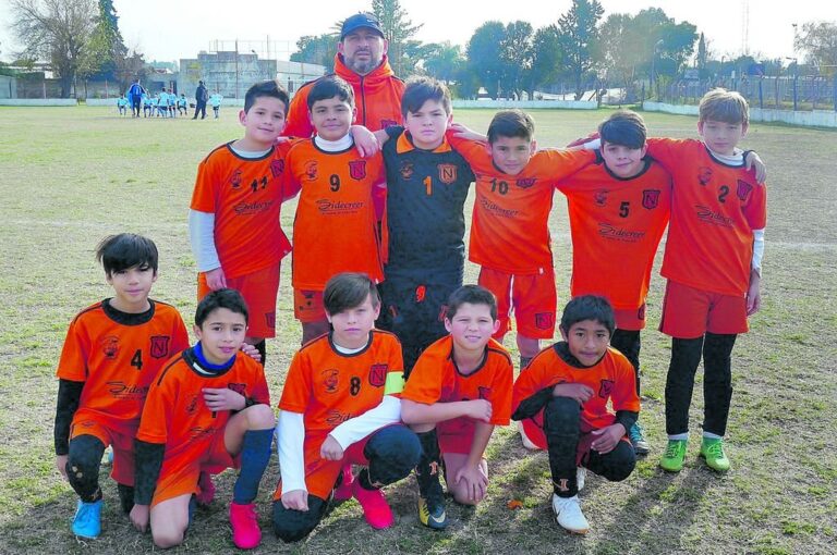 Categoría 2009 Escuela de Fútbol Infantil Los Naranjitos. Parados de izquierda a derecha: Lionel Montenegro