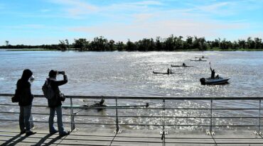 Una postal cada vez más repetida en la Costanera paranaense: el público siguiendo (y registrando) las pruebas de remo. Prensa Remo PRC