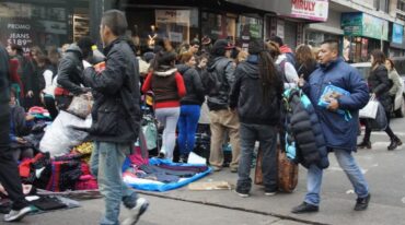Los manteros forman parte de una red ilegal. Gentileza.
