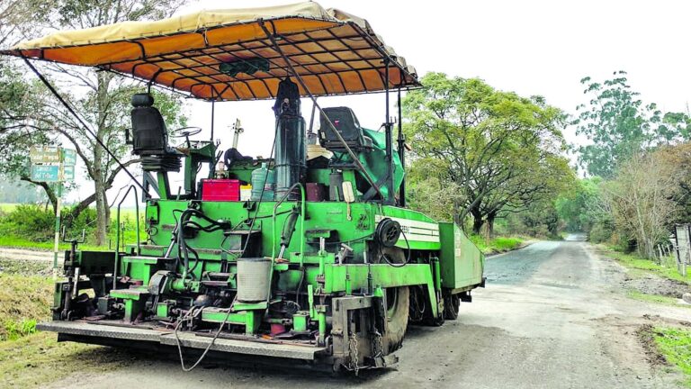 Equipos viales de muy buen porte trabajaron en la pavimentación del acceso al Observatorio.