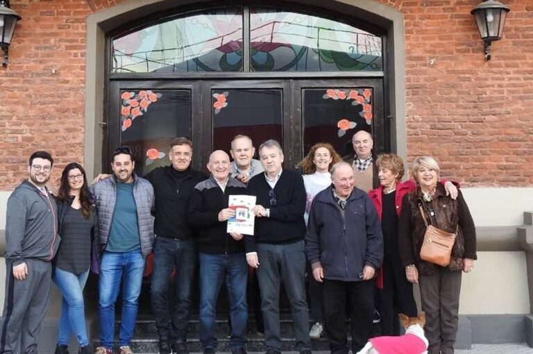 El diputado Gabriel Real hizo entrega de los aportes para el teatro. Gentileza.