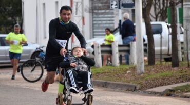 Astor corre en su cochecito junto a su padre en una carrera. Gentileza.