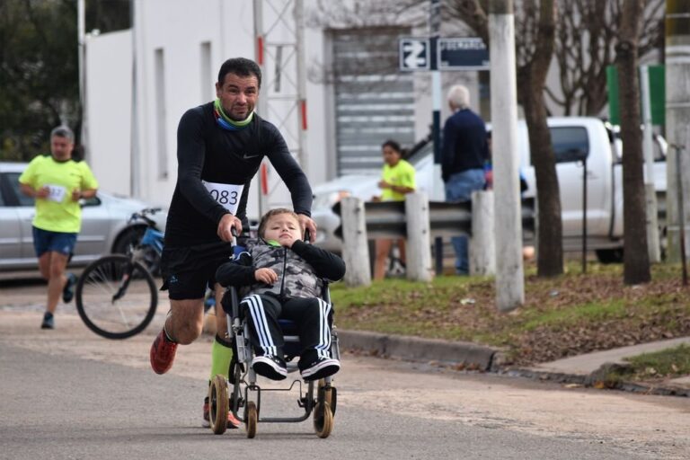 Astor corre en su cochecito junto a su padre en una carrera. Gentileza.