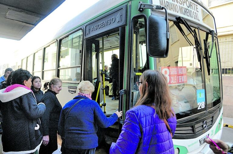 Los ciudadanos sufren los problemas del transporte urbano pero no están institucionalmente calificados para manifestarse. Sergio Ruíz