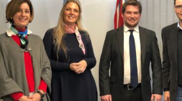 Autoridades durante la firma del contrato. Gentileza: prensa Gobierno de Santa Fe.
