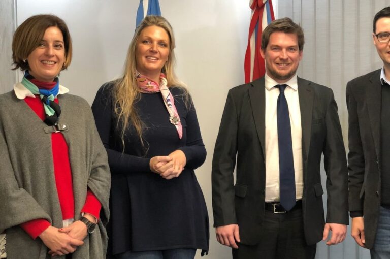 Autoridades durante la firma del contrato. Gentileza: prensa Gobierno de Santa Fe.