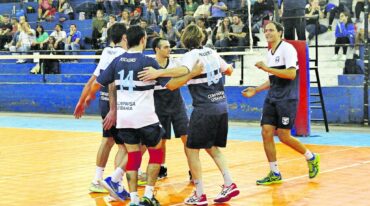 Los integrantes de Pescadores de Gualeguaychú celebraron en Paraná el campeonato entrerriano y el derecho a jugar la B1 nacional. Marcelo Miño