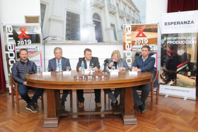 La intendente Meiners estuvo en la presentación. Gentileza: prensa Municipalidad de Esperanza.