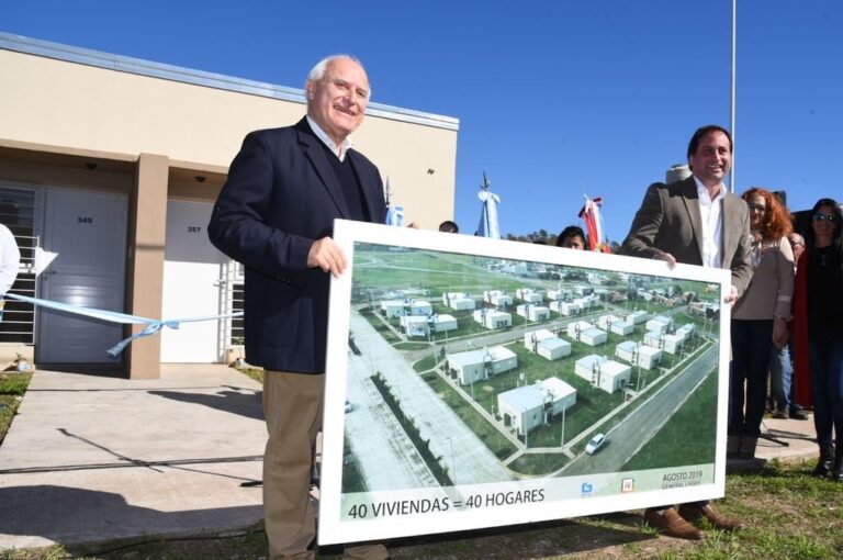 El gobernador estuvo en la entrega de las casas. Gentileza: prensa Gobierno de Santa Fe.