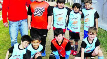 Escuela Halcones de La Picada participaron del Encuentro a puro fútbol y familia.
