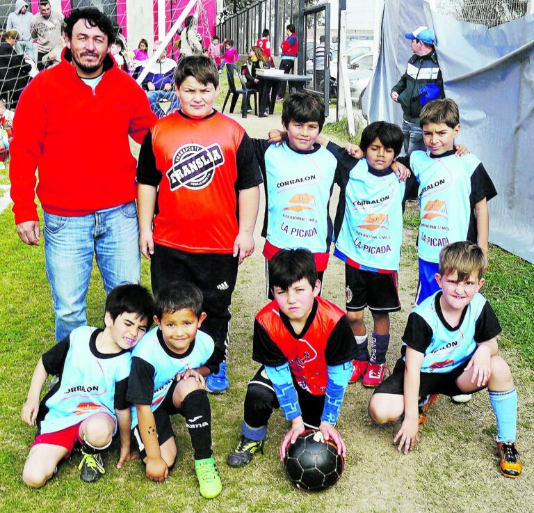 Escuela Halcones de La Picada participaron del Encuentro a puro fútbol y familia.