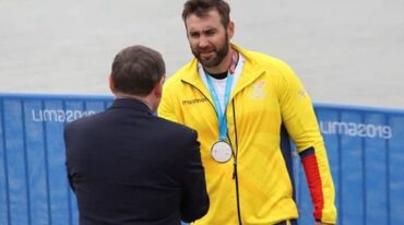 César de Césare recibe la presea de plata. No se dio por vencido y es un ícono del canotaje de Ecuador. Pichincha Universal