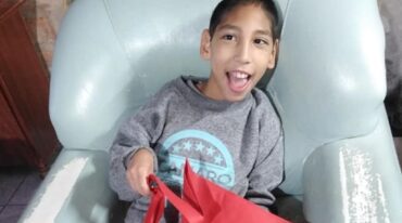 Jonatan necesita de la ayuda de los demás para costear su viaje. Gentileza.