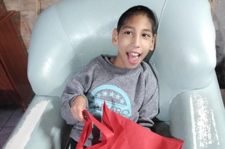 Jonatan necesita de la ayuda de los demás para costear su viaje. Gentileza.