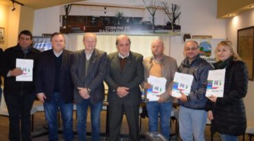 Morini entregó en San Guillermo aportes no reintegrables por un total de $ 3.599.843 para cuatro localidades del departamento San Cristóbal. Gentileza: prensa Gobierno de Santa Fe.