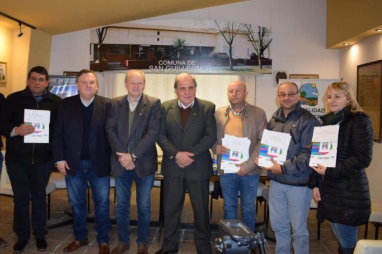 Morini entregó en San Guillermo aportes no reintegrables por un total de $ 3.599.843 para cuatro localidades del departamento San Cristóbal. Gentileza: prensa Gobierno de Santa Fe.