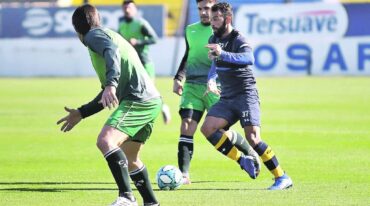 Lucas Gamba disputó el primer amistoso de Central frente a Sarmiento (J). Gentileza: prensa Rosario Central.