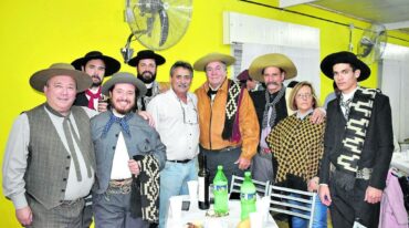 Selección nacional. Rodríguez junto a los reconocidos payadores en San Eduardo. Transmedia TV.