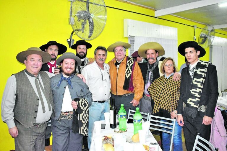 Selección nacional. Rodríguez junto a los reconocidos payadores en San Eduardo. Transmedia TV.