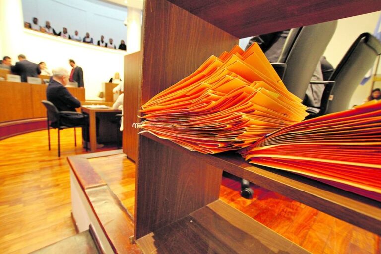 Marchen expedientes. Una ordenanza vigente obliga al Ejecutivo a que responda los pedidos de informes del Concejo en un plazo no mayor a 15 días. Archivo/Mauricio Garín.