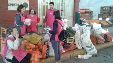Los voluntarios afinan en las fichas de registro los kilos de verduras y frutas colectados ese martes en el Mercado de Productores. Al trabajo lo realizan con mucha pasión