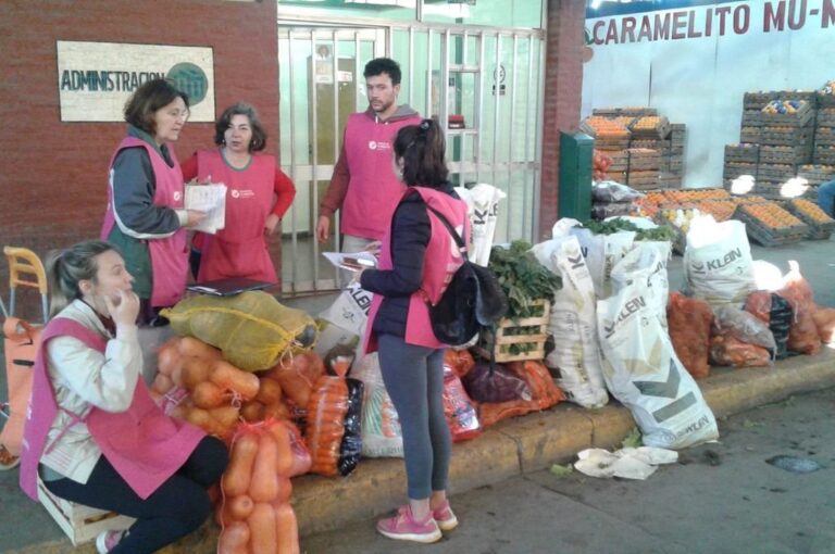 Los voluntarios afinan en las fichas de registro los kilos de verduras y frutas colectados ese martes en el Mercado de Productores. Al trabajo lo realizan con mucha pasión
