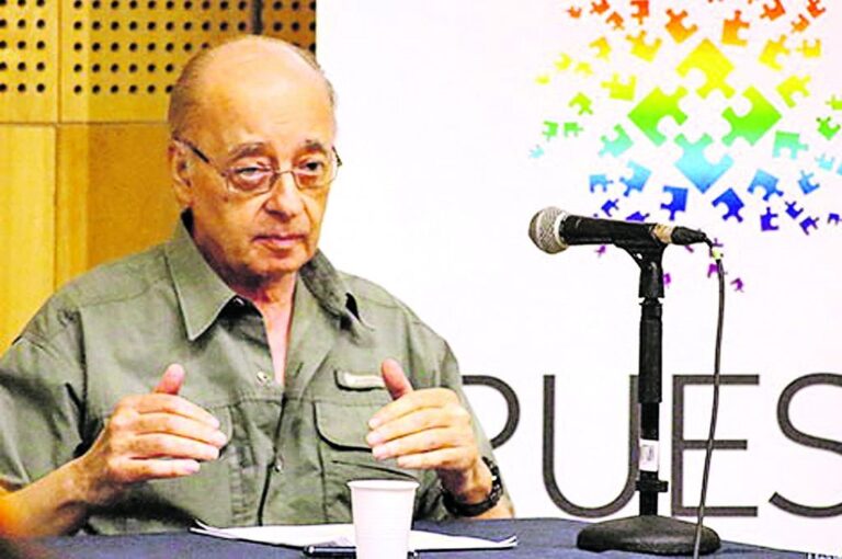 Coraggio es un reconocido especialista en economía social.