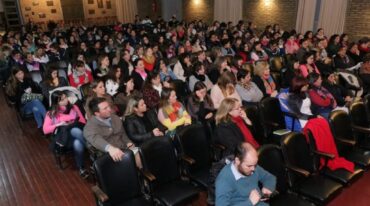 El Centro Cultural Municipal Dante Alighieri estuvo colmado de asistentes. Gentileza: prensa Municipalidad de Esperanza.